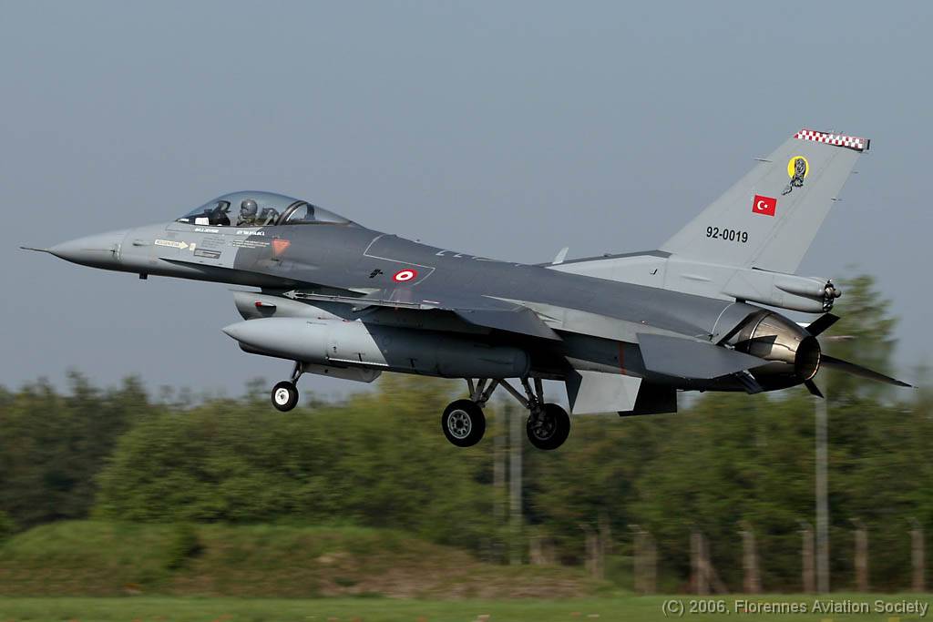 11 ETSL060511 F-16C 92-0019 GD 02 Turkish Air Force F-16C 92-0019 of 8 AJU/181 Filo - Lechfeld AB, 11 May 2006 (C) Gilles Denis